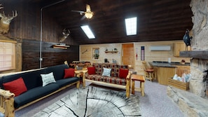 Fireplace, DVD player - Turkey Ridge Lodges - The Nest (ROCKBRIDGE)