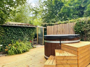 Outdoor spa tub - Chalet de la Prairie (Le Hom)