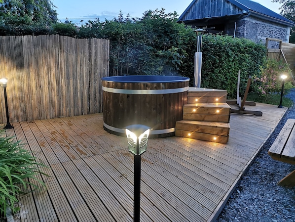 Outdoor spa tub