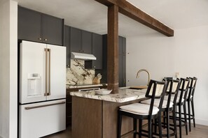 Fridge, microwave, oven, stovetop - B2 Ridges of Chalet - Mountain Magic (Brian Head)