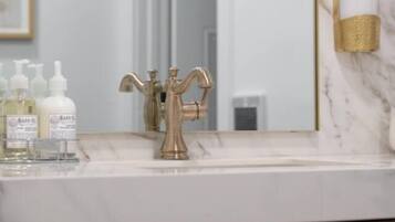 Amenidades de baño ecológicas y secadora de cabello