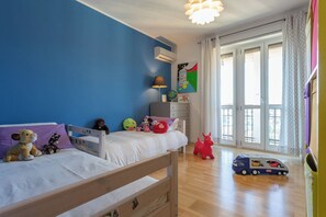 2 habitaciones, tabla de planchar con plancha, cunas y wifi gratis 