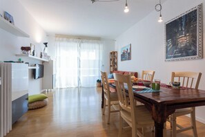 Apartment | Wohnbereich | 35-Zoll-Fernseher mit Digitalempfang