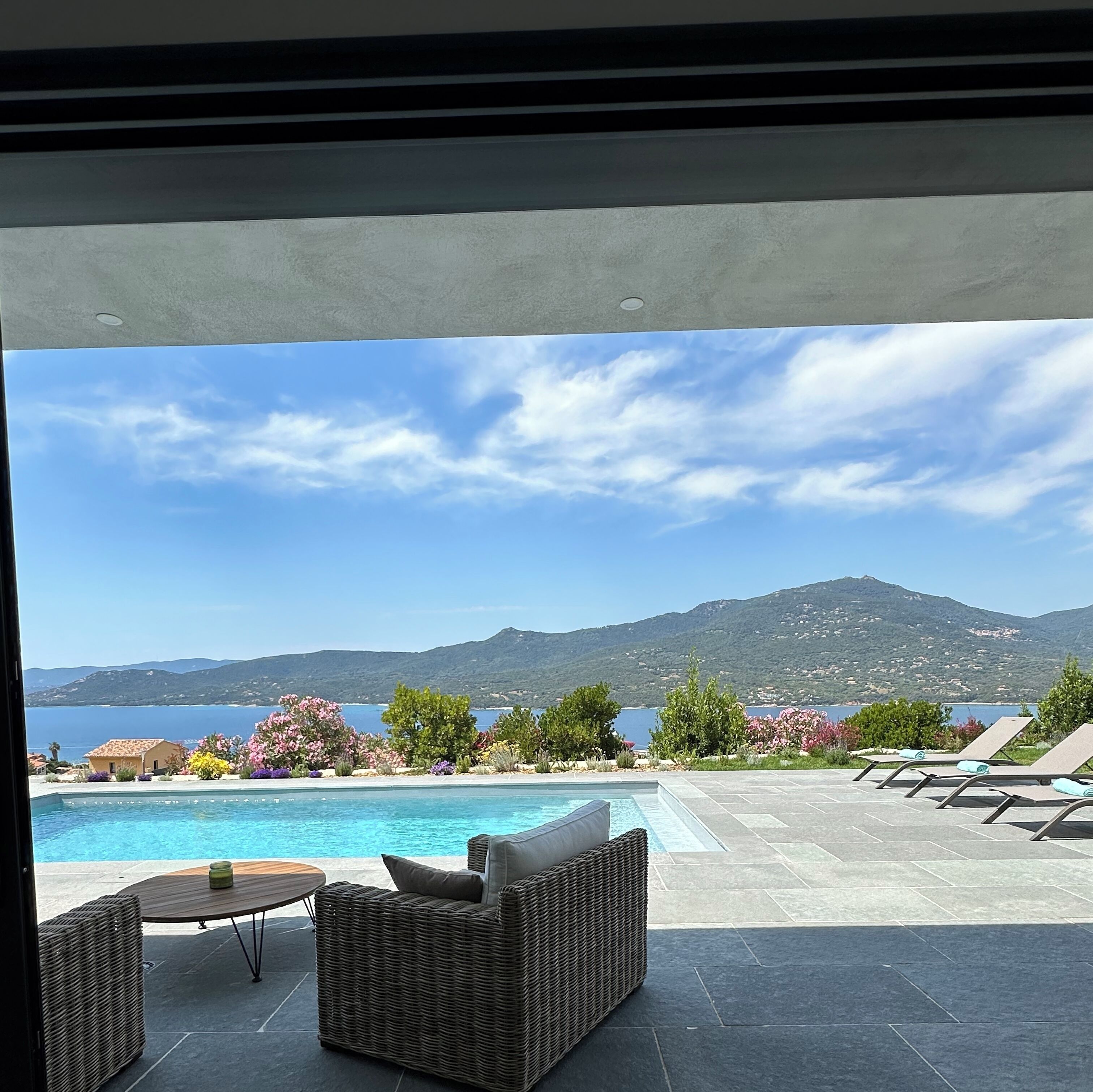 Utomhuspool och uppvärmd pool