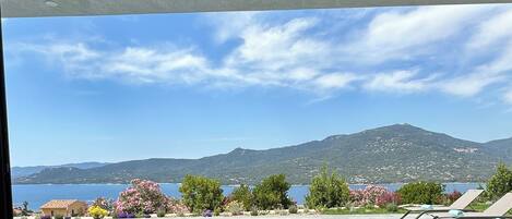 Utomhuspool och uppvärmd pool