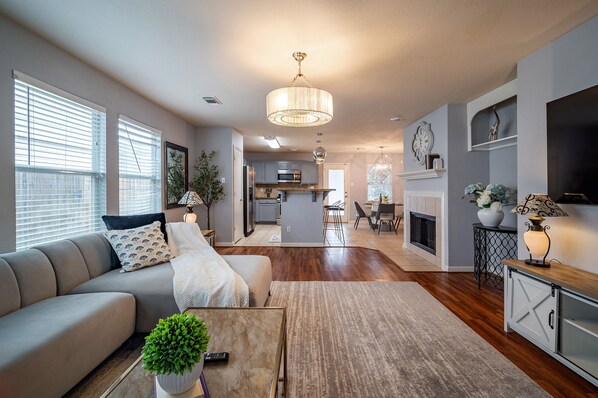 Smart TV, fireplace - Nice and cozy 3 bedroom house with office and pool table. (Houston)