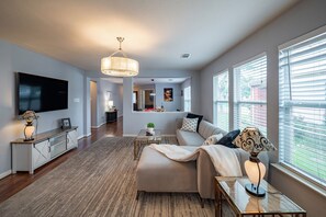 Smart TV, fireplace - Nice and cozy 3 bedroom house with office and pool table. (Houston)