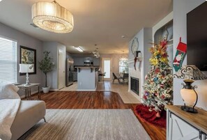 Smart TV, fireplace - Nice and cozy 3 bedroom house with office and pool table. (Houston)