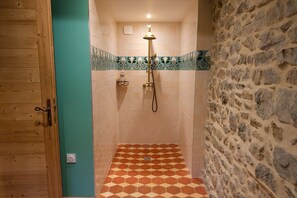 Shower, eco-friendly toiletries, hair dryer, towels - Superbe Maison de Campagne Authentique, Dans la Forêt et la Magie de la Nature (Saint-Cyr-le-Chatoux)