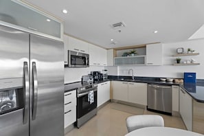 Refrigerador, microondas, horno y parrilla de estufa