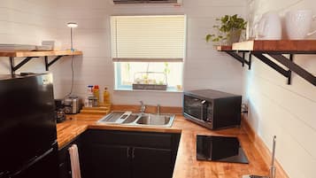 Geladeira, micro-ondas, cooktop, cafeteira/chaleira