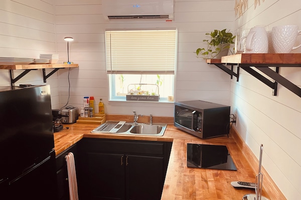 Refrigerador, microondas, placa de cocina, cafetera/tetera