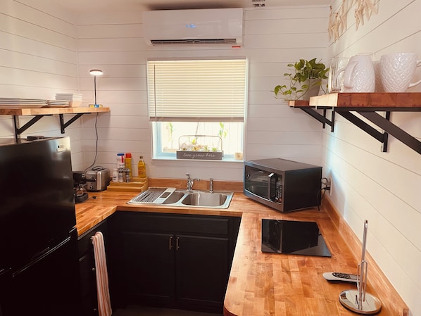 Réfrigérateur, four à micro-ondes, surface de cuisson, cafetière-théière