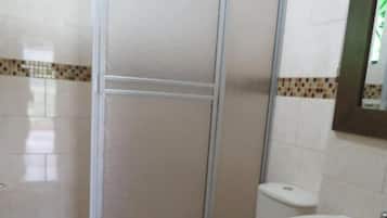 Ducha, toallas, jabón, papel higiénico