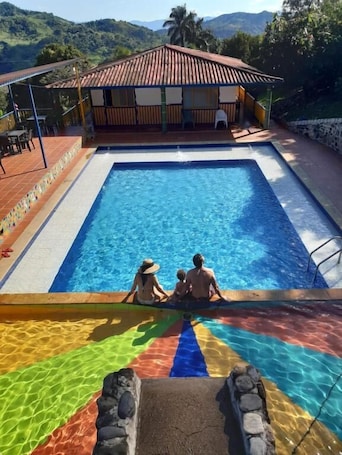 Una piscina al aire libre