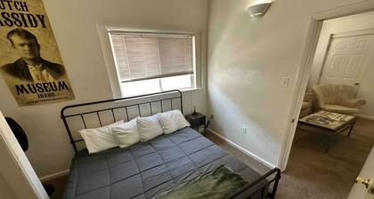 Butch Cassidy Flat Downtown- Spacious