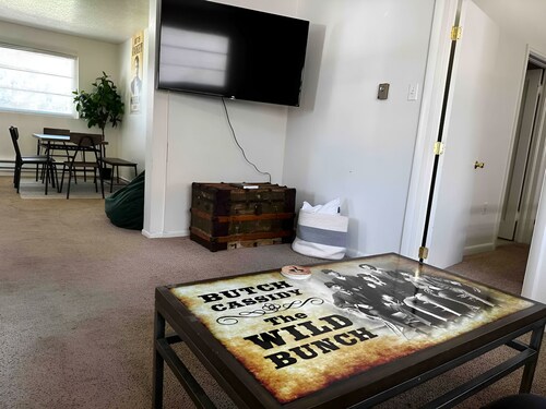 Butch Cassidy Flat Downtown- Spacious