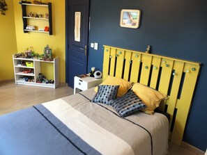 3 habitaciones, tabla de planchar con plancha y cuna de viaje