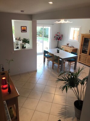 Dining - Superbe Maison Familiale Proche Plages Avec Chat! Idéalement Placée. (Saint-Coulomb)