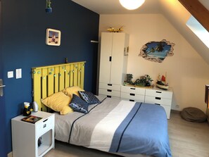 3 bedrooms, iron/ironing board, travel cot, free WiFi - Superbe Maison Familiale Proche Plages Avec Chat! Idéalement Placée. (Saint-Coulomb)