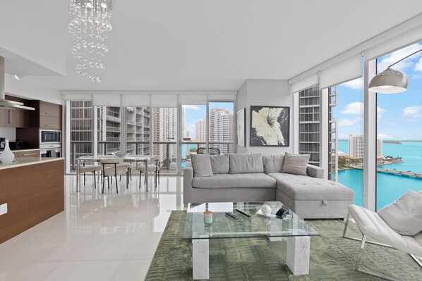 Departamento de lujo, 2 habitaciones, vista a la bahía | Área de sala de estar | Smart TV de 40 pulgadas con canales digitales, Netflix y Hulu 