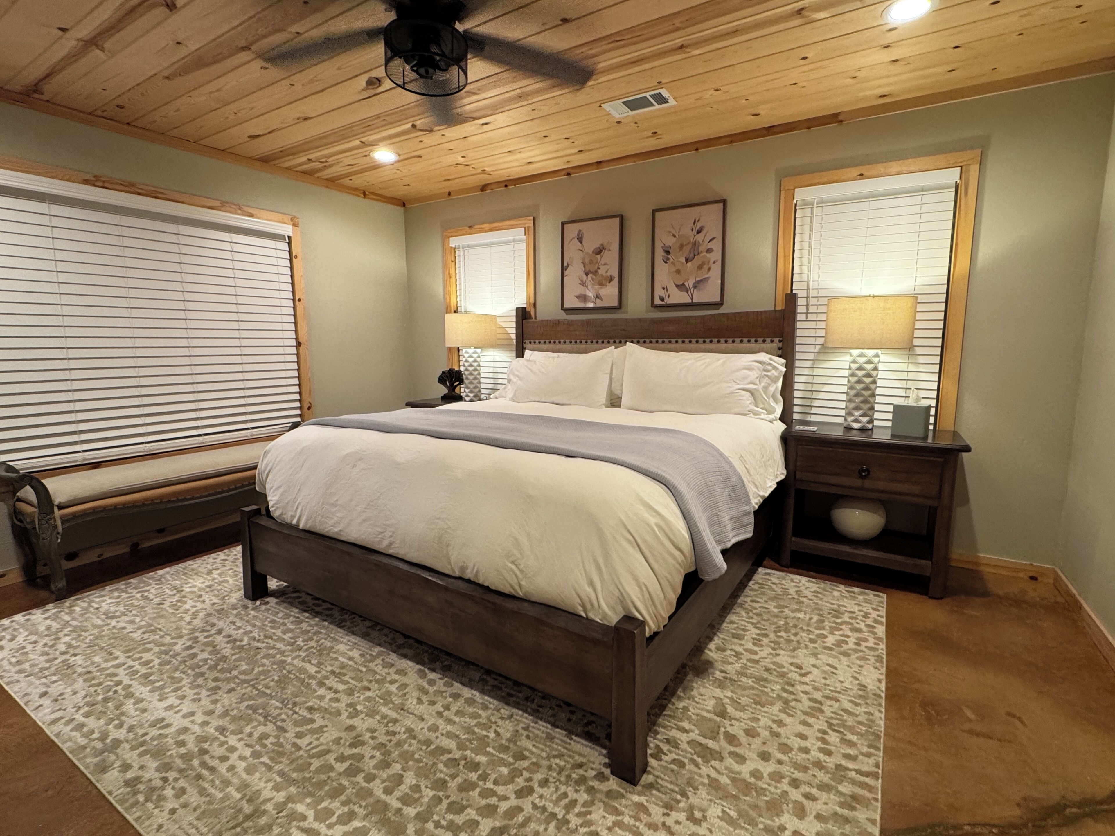 4 bedrooms, iron/ironing board, WiFi, bed sheets