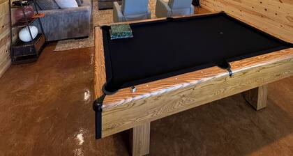 Lakefront 4 BR, Pool table, Ping Pong table, WIFI, Smart TV in Every Room!