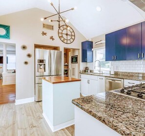 Een microgolfoven, een oven, een kookplaat, een vaatwasser