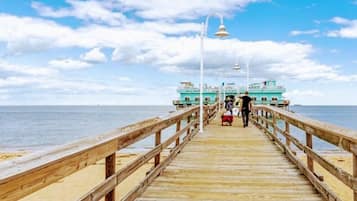 Plage, chaises longues, serviettes de plage