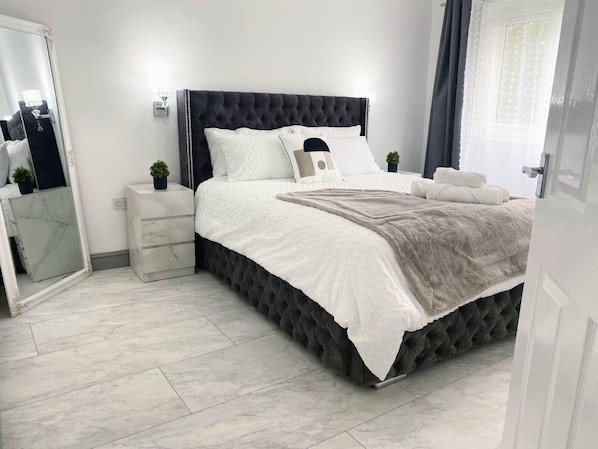 3 bedrooms, iron/ironing board, travel cot, WiFi - Newly Renovated, Clean and Spacious home close to Anfield and Everton Stadium (Liverpool)