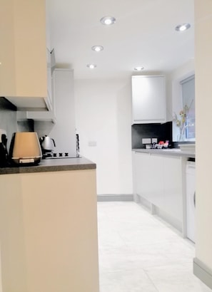 Fridge, microwave, oven, stovetop - Newly Renovated, Clean and Spacious home close to Anfield and Everton Stadium (Liverpool)