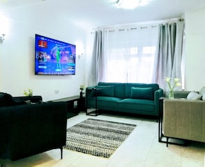 Smart TV - Newly Renovated, Clean and Spacious home close to Anfield and Everton Stadium (Liverpool)