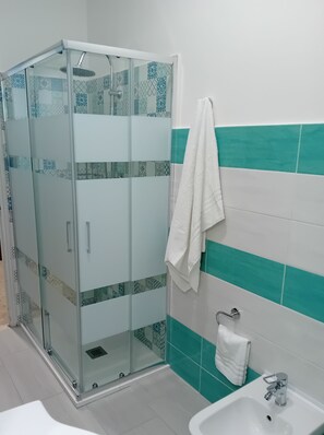 Dusj, hårføner, bidé og håndklær