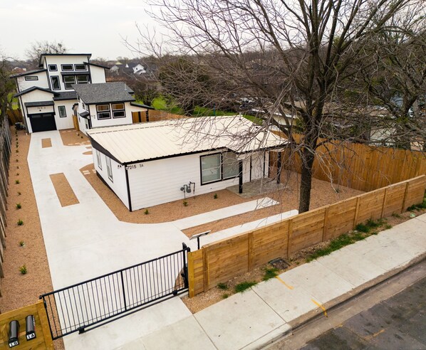 Exterior - Cozy two bedroom house close to downtown Austin and Austin airport  (Austin)