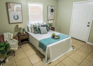1 bedroom, iron/ironing board, WiFi, bed sheets - Cozy two bedroom house close to downtown Austin and Austin airport (Austin)