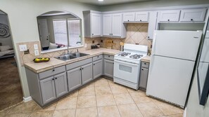 Private kitchen - Cozy two bedroom house close to downtown Austin and Austin airport (Austin)