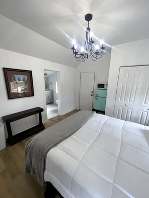 1 bedroom, WiFi, bed sheets - Historic Downtown Dwelling (Logan)