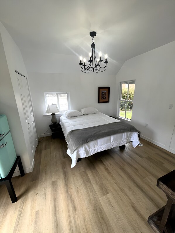 1 bedroom, WiFi, bed sheets - Historic Downtown Dwelling (Logan)