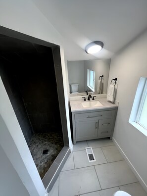 Towels, soap, toilet paper - Historic Downtown Dwelling (Logan)