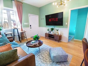 Smart-tv, böcker och ett filmbibliotek