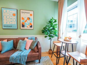 Smart-tv, böcker och ett filmbibliotek