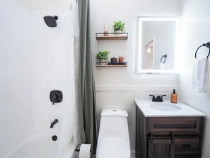 Milieuvriendelijke toiletartikelen, een haardroger, handdoeken, zeep