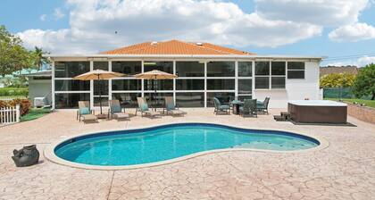 West Palm • 1.4 Acre Lux 4BR • Sleeps 8 • Pool • Hot Tub • Gym • BBQ • King Beds