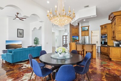 West Palm Oasis • Spacious 4BR • Pool • Hot Tub • BBQ • King Beds