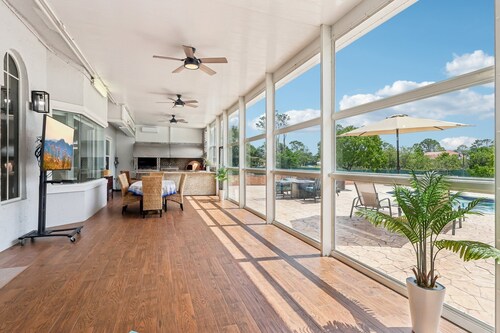 West Palm • 1.4 Acre Lux 4BR • Sleeps 8 • Pool • Hot Tub • Gym • BBQ • King Beds