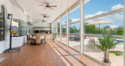 West Palm • 1.4 Acre Lux 4BR • Sleeps 8 • Pool • Hot Tub • Gym • BBQ • King Beds