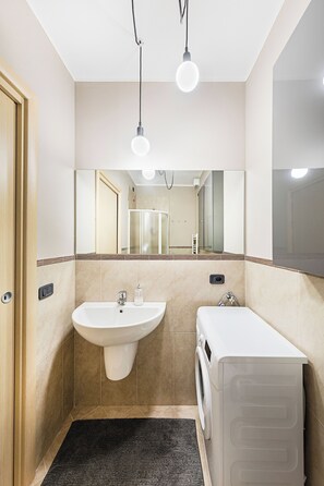 Apartment, Patio | Bathroom | Shower, free toiletries, hair dryer, bidet - Appartamento in Villa Beatrice PT7 (Toscolano Maderno)