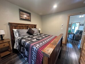 2 bedrooms, iron/ironing board, travel cot, free WiFi - Cozy cabin only 7 miles from Glacier National Park (Coram)