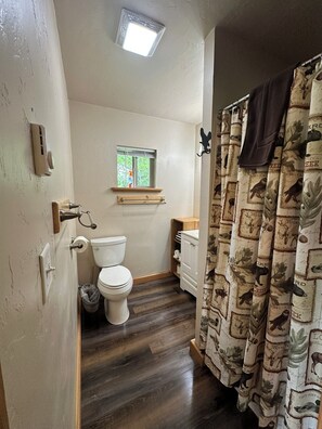 Shower, hair dryer, towels, soap - Cozy cabin only 7 miles from Glacier National Park (Coram)