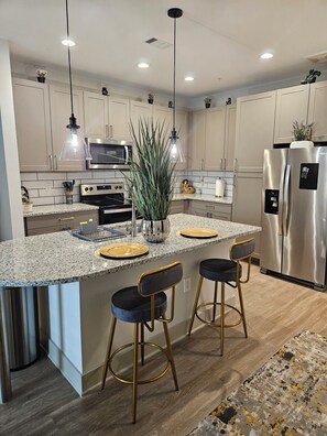 Frigorifero, microonde, forno, piano cottura